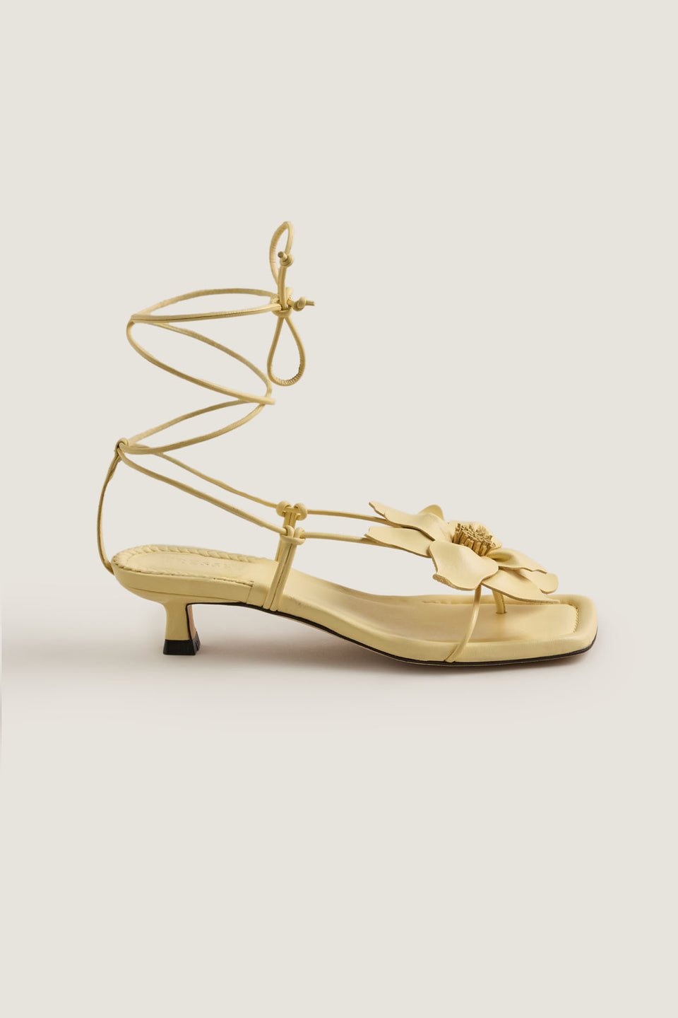 Heeled sandals with flower