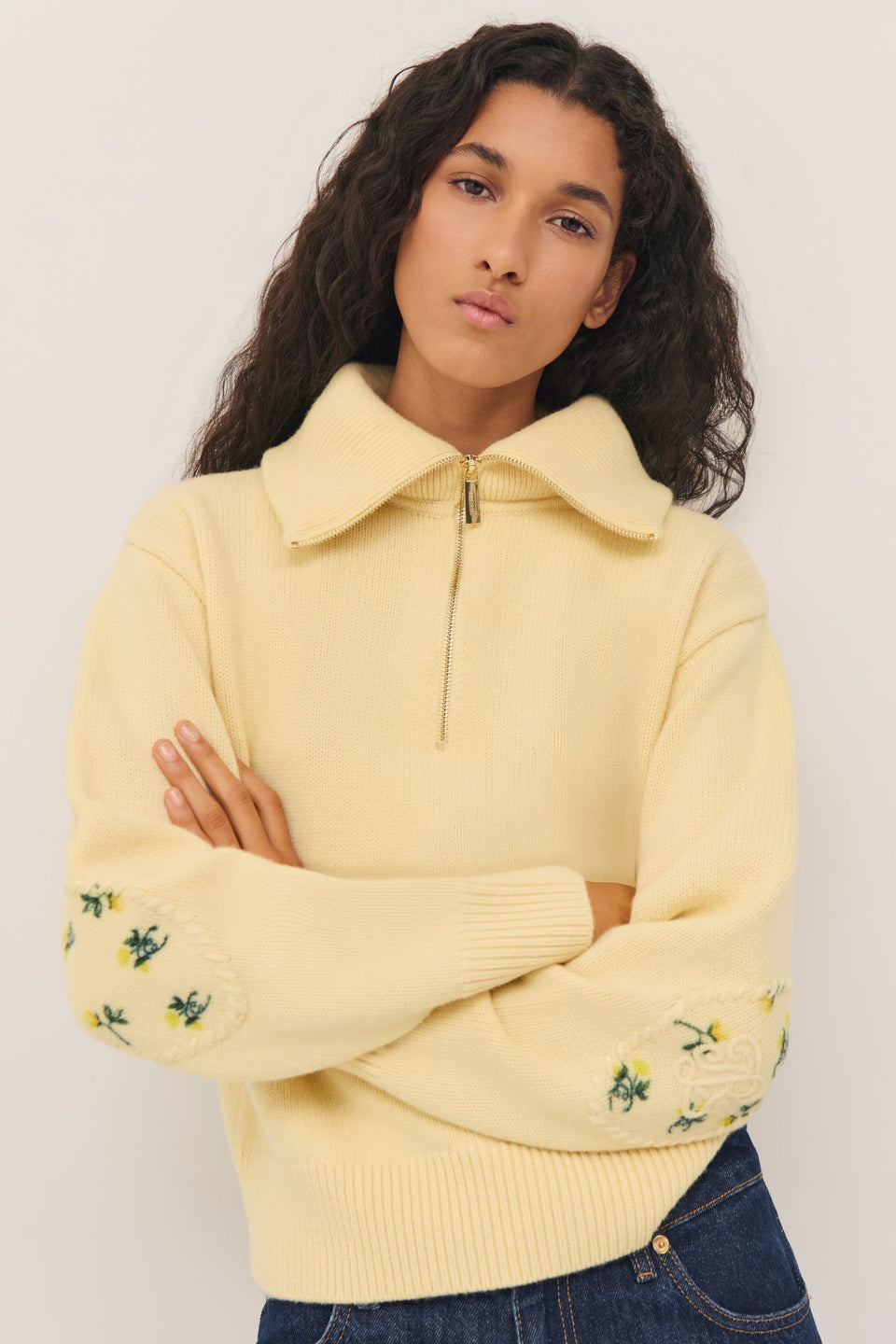 Maglione con toppe floreali sui gomiti