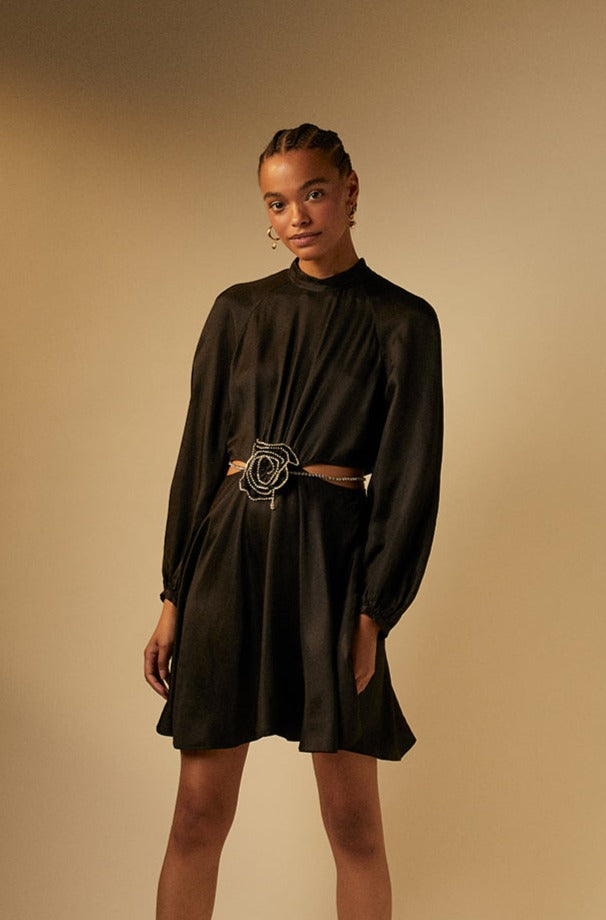 Robe noire à découpes et ceinture strass