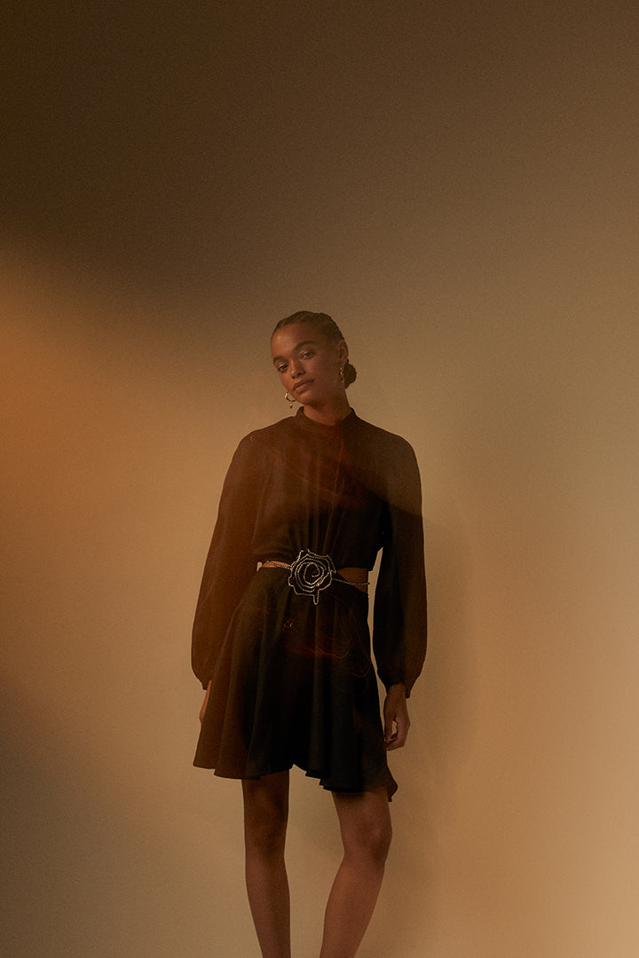 Robe noire à découpes et ceinture strass