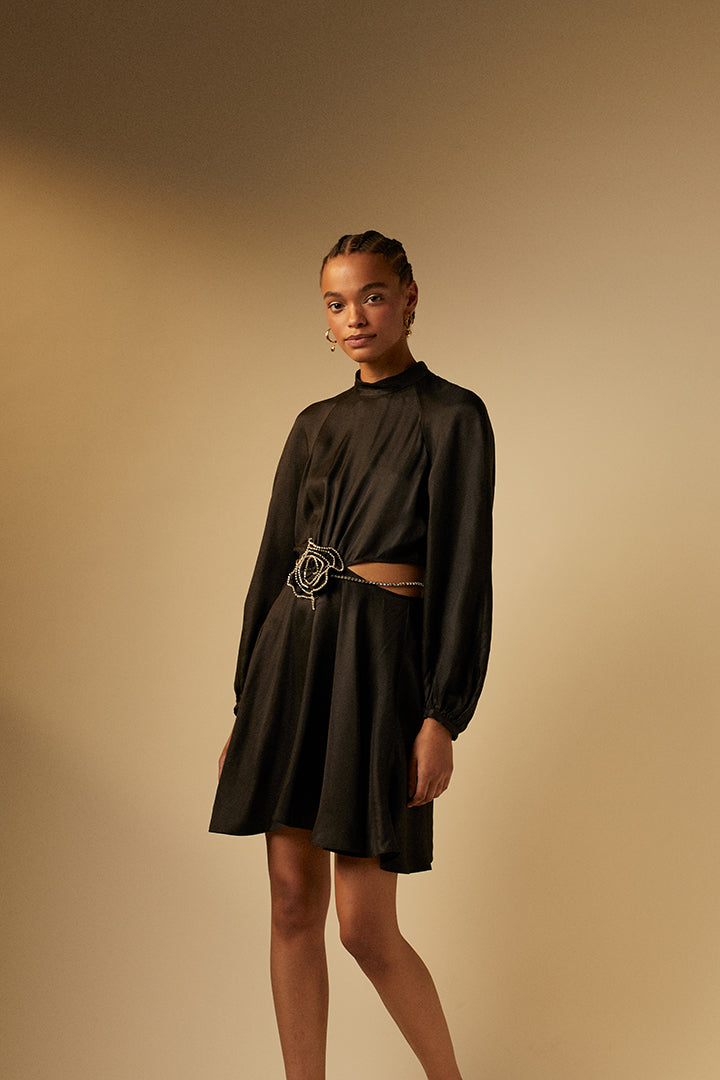 Robe noire à découpes et ceinture strass