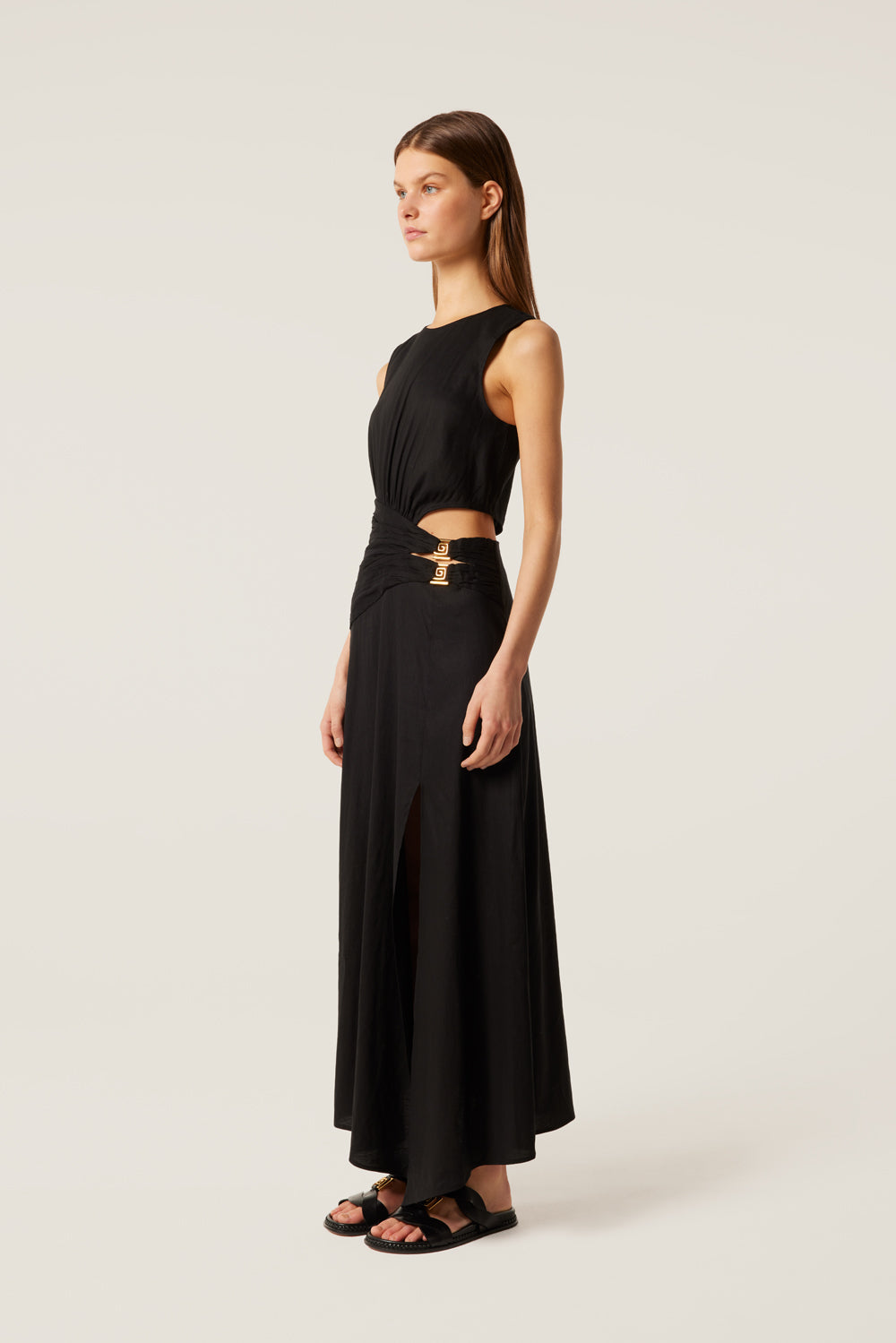 Robe longue à bijoux dorés