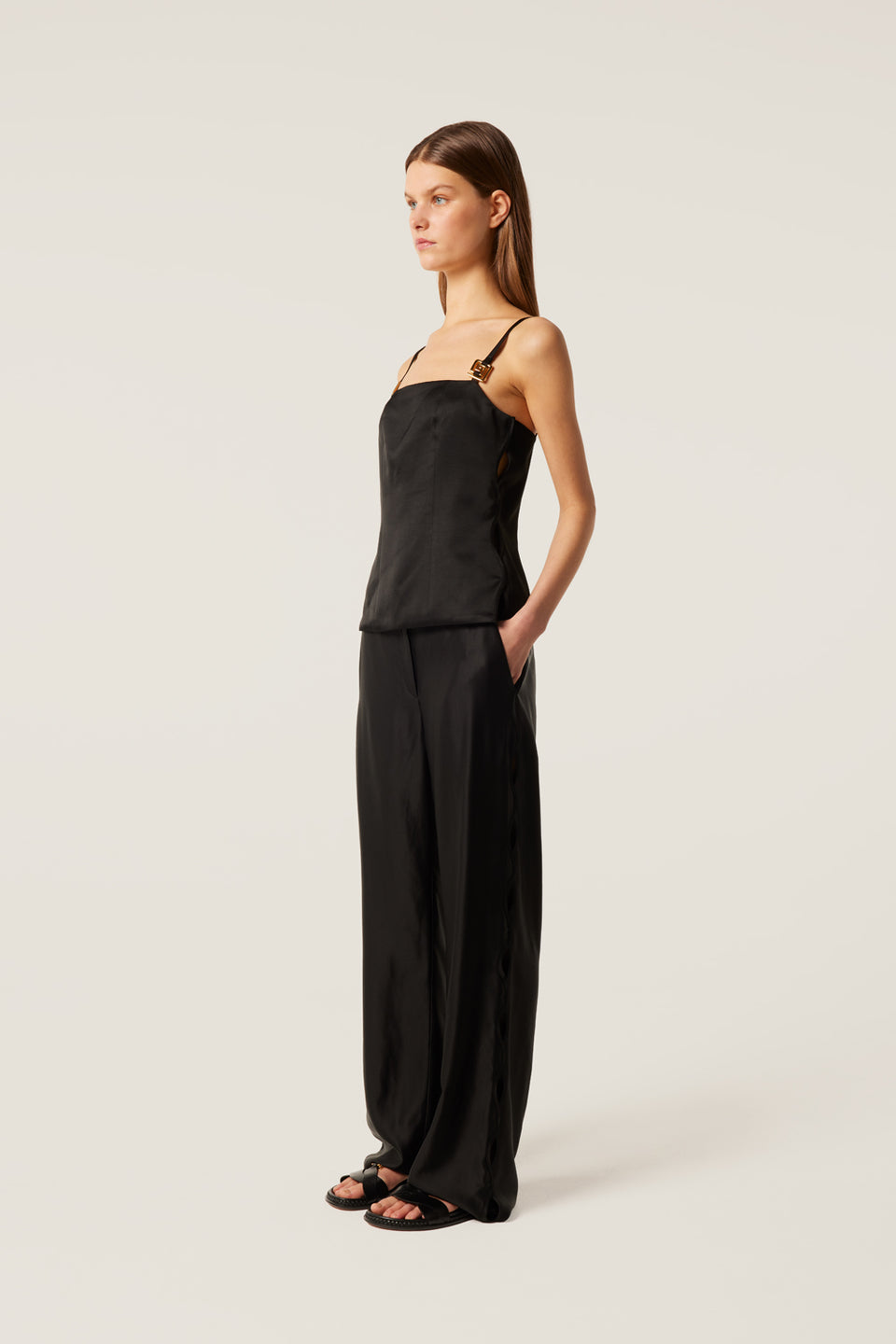 Pantalon en satin à ouverture tresse