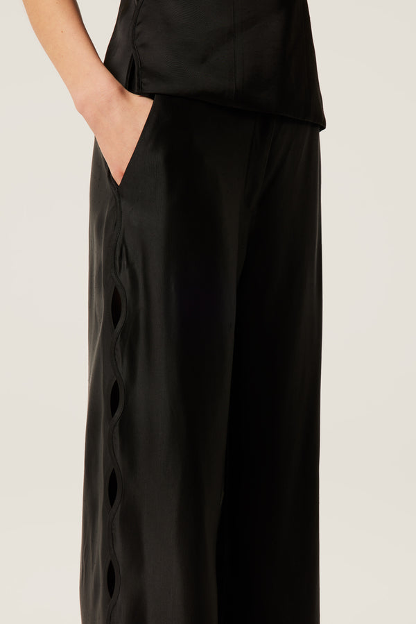 Pantalon en satin à ouverture tresse