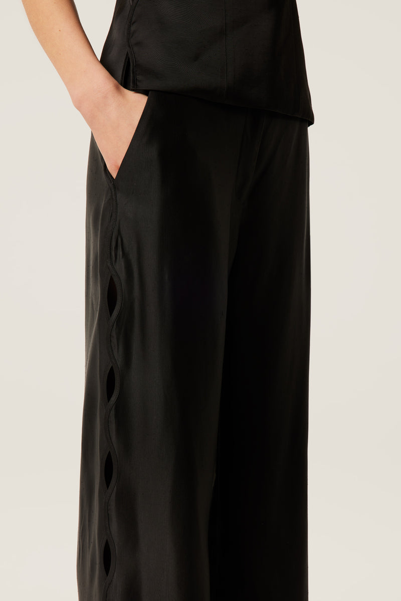 Pantalon en satin à ouverture tresse