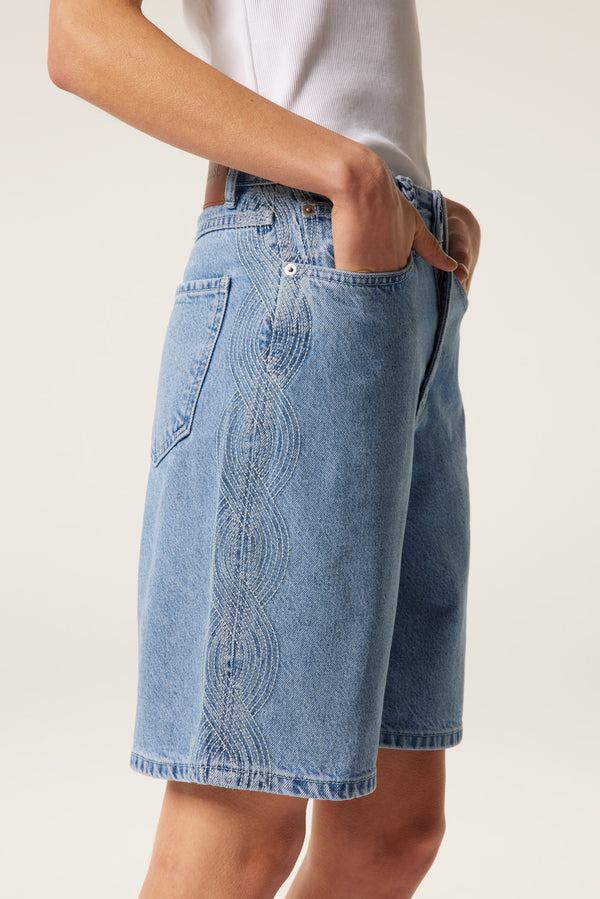 Bermuda en denim broderie tresse