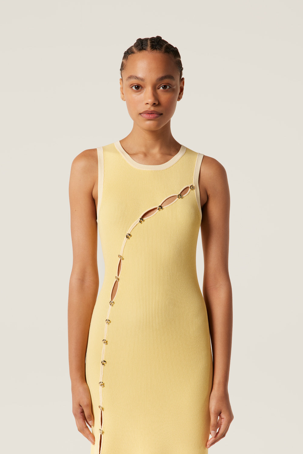 Robe à ouverture asymétrique