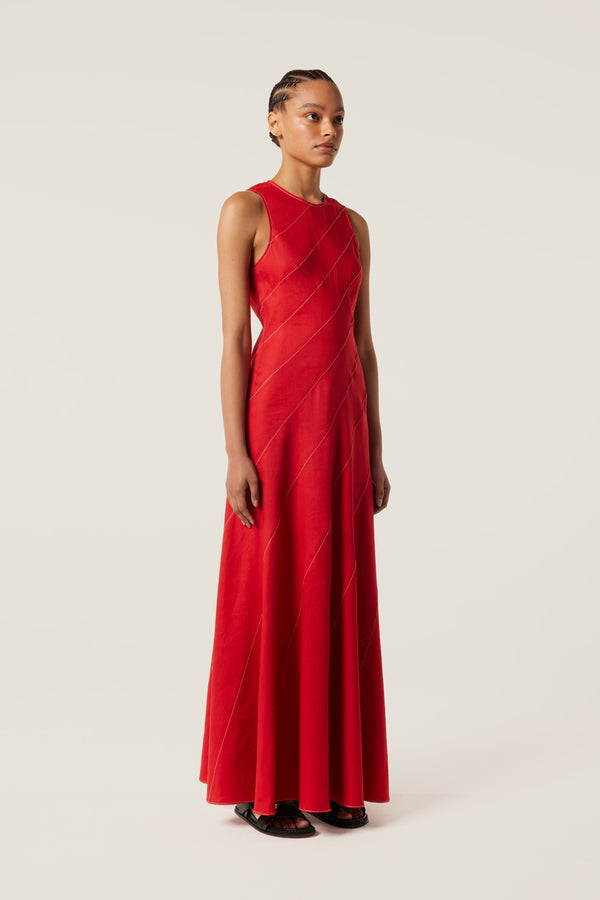 Robe rouge à découpes