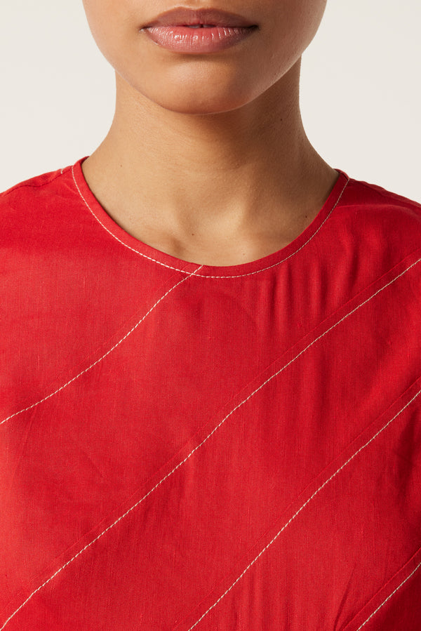 Robe rouge à découpes