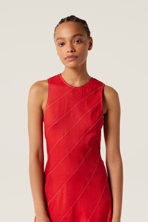 Robe rouge à découpes
