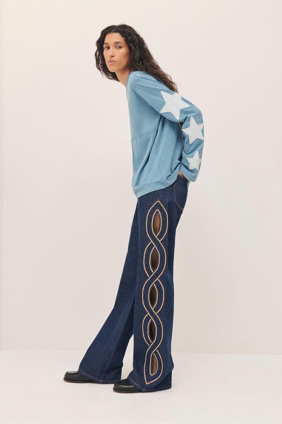 Denim brut à ouverture tresse ornée de strass