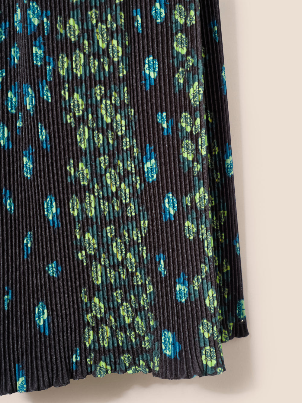 Pleated flowing pants with floral pattern