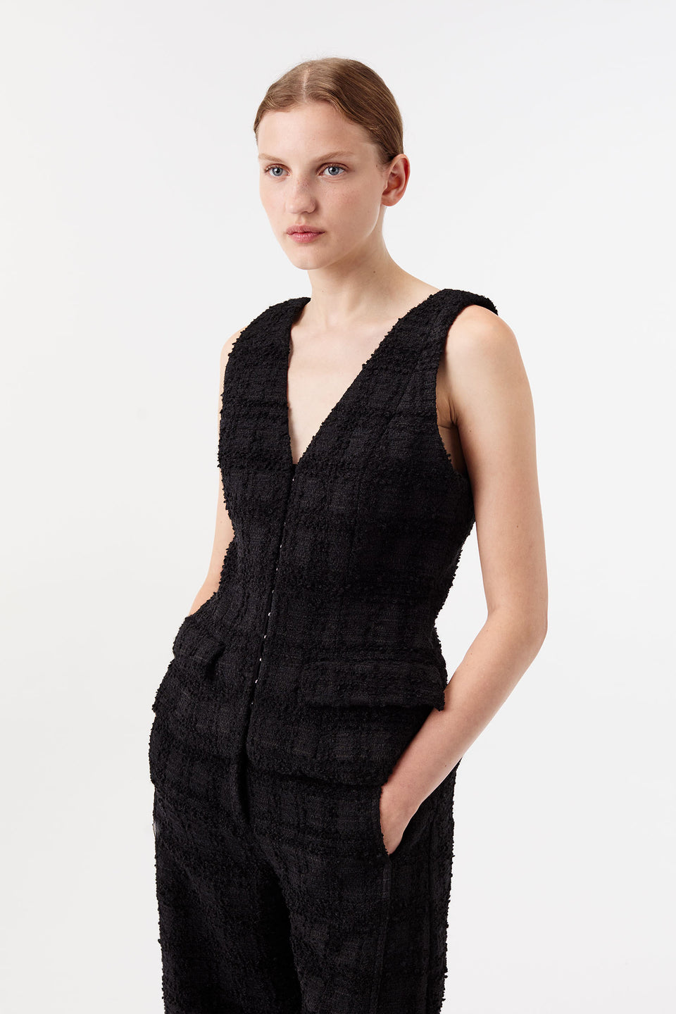 Top en tweed avec broche dorée