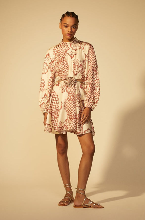 Robe en soie détails de découpes et strass