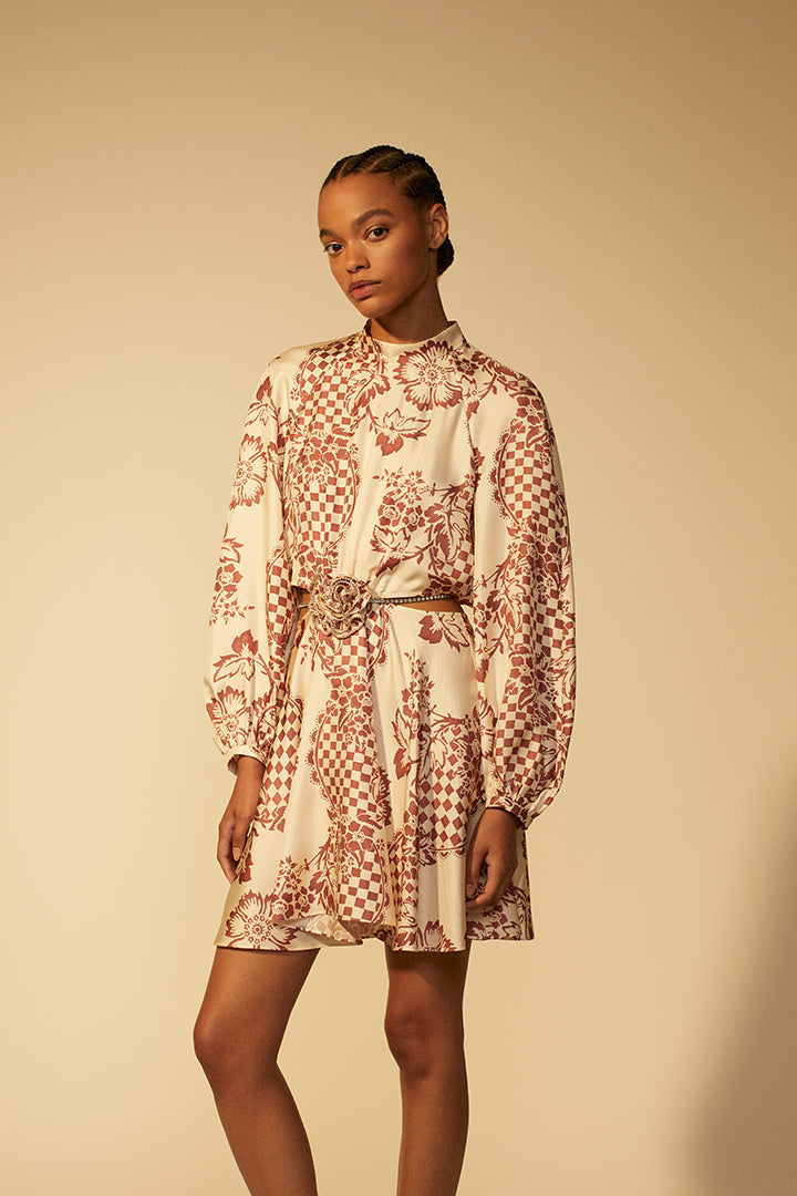 Robe en soie détails de découpes et strass