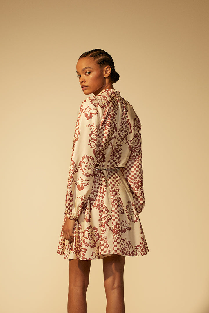 Robe en soie détails de découpes et strass