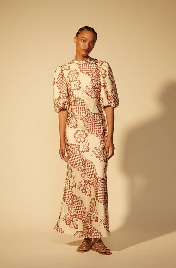 Robe dos nu strassé en soie imprimée