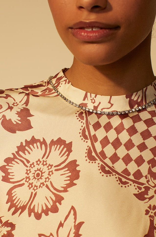 Robe dos nu strassé en soie imprimée