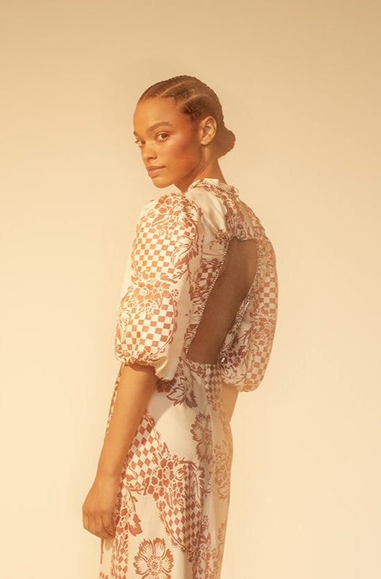 Robe dos nu strassé en soie imprimée