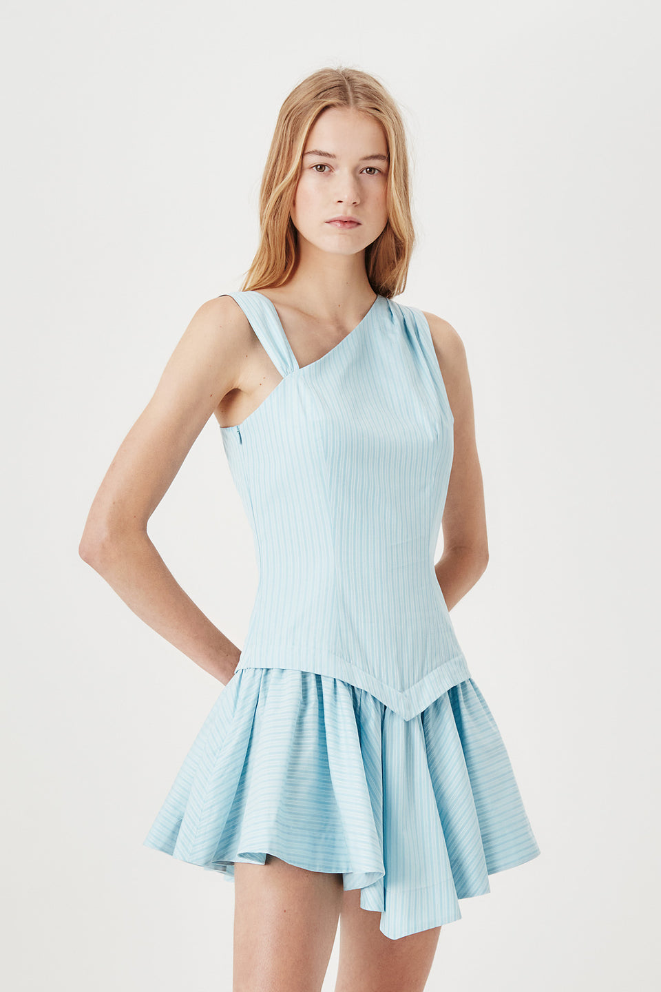 Robe courte rayée à découpe en pointe