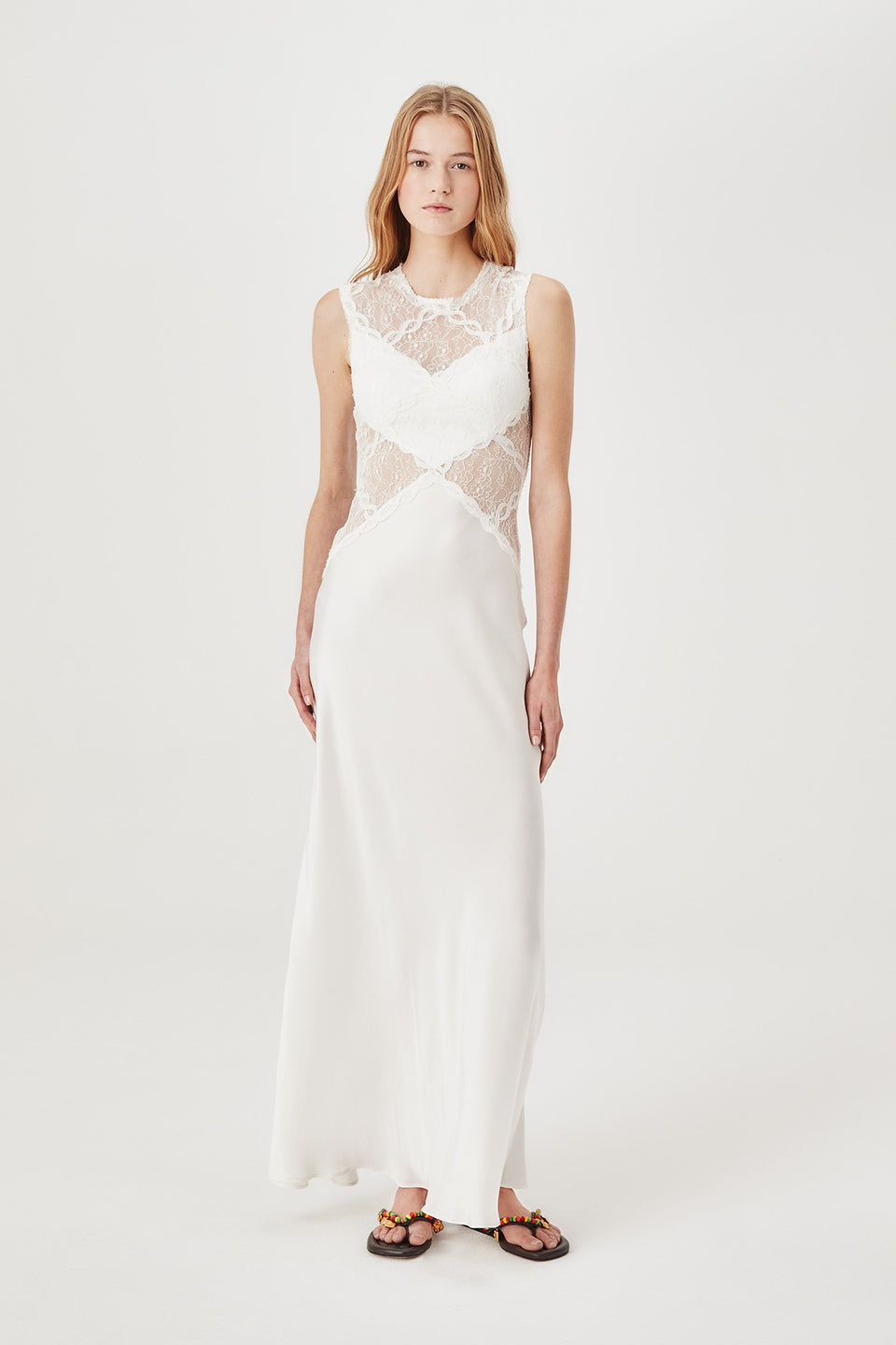 Robe longue en dentelle et satin