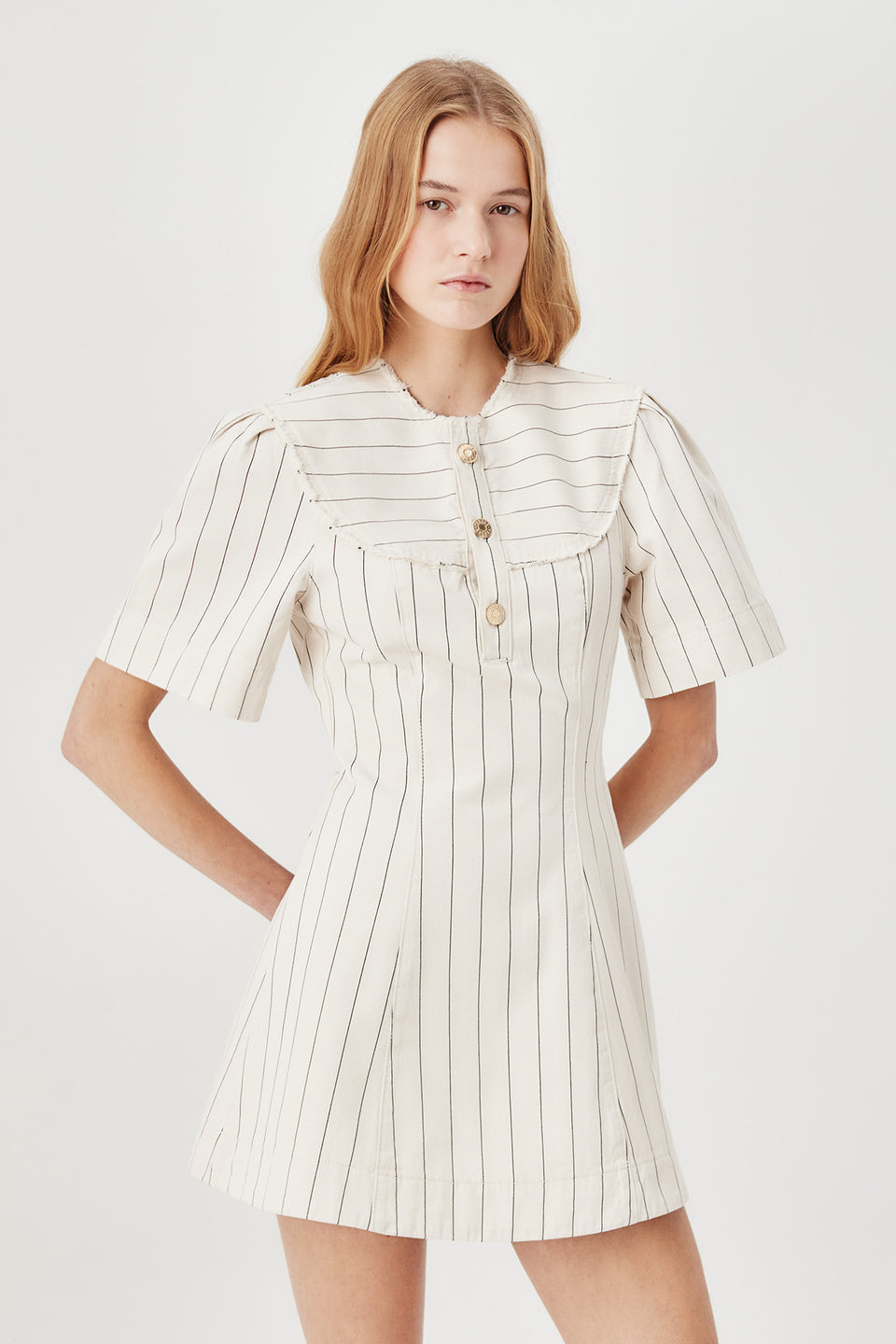 Robe courte dos nu