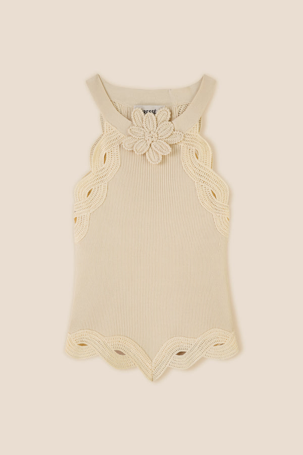 Top avec fleur en crochet