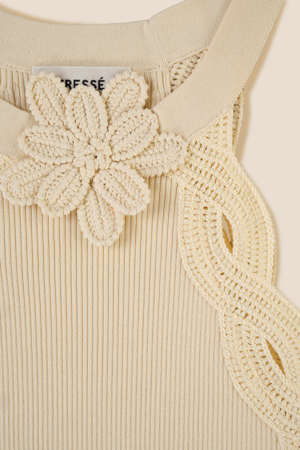 Top avec fleur en crochet