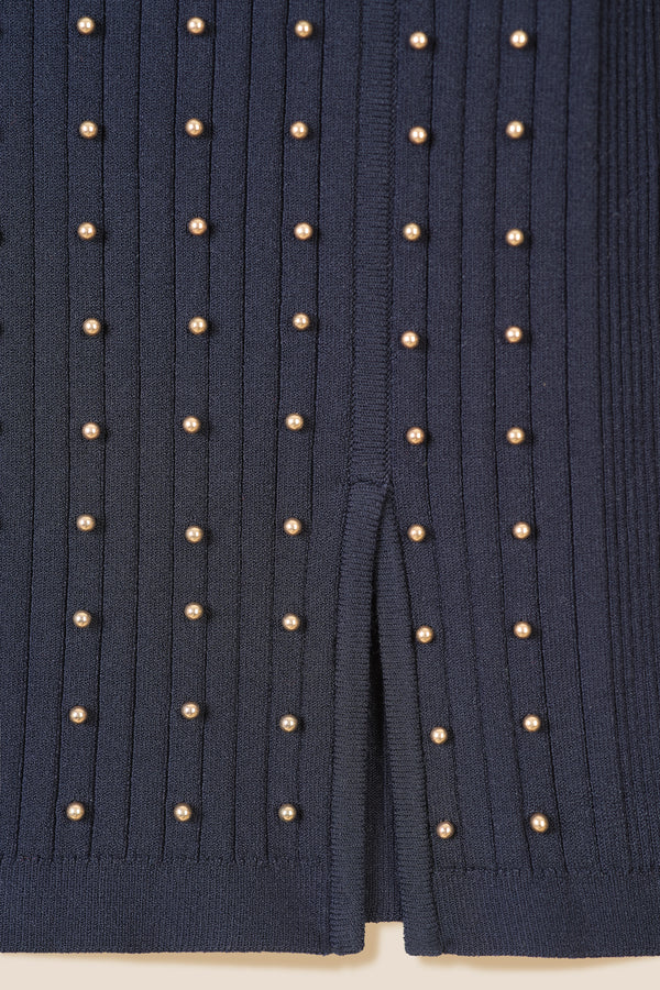 Pull orné de billes dorées