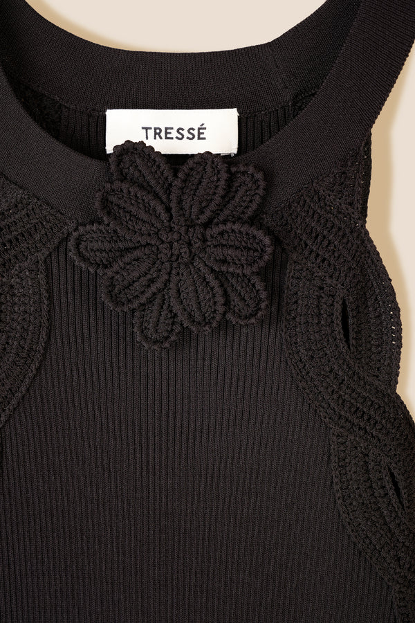 Robe en maille avec fleur en crochet