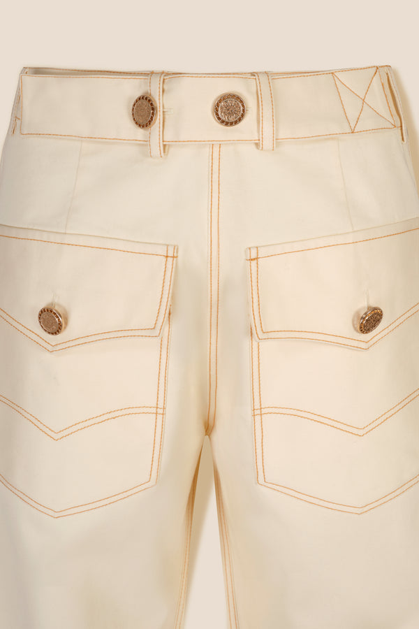Pantalon écru à ceinture boutonnée