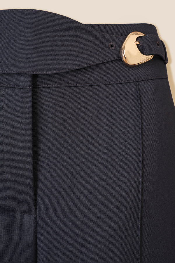 Pantalon tailleur à boucle