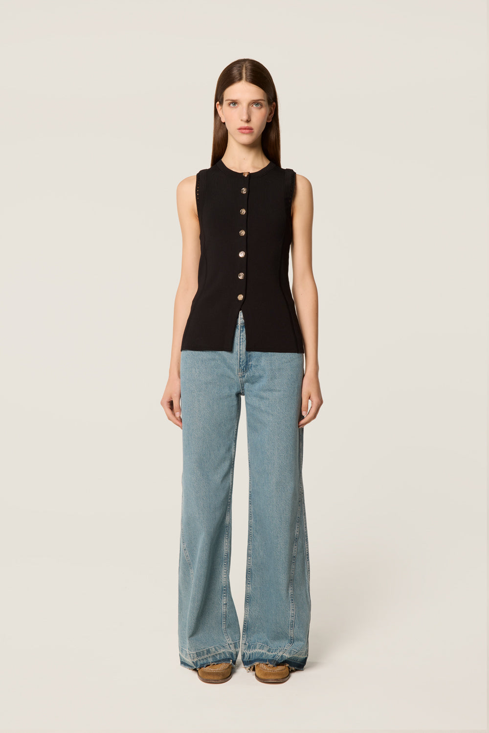 Buttoned mesh top