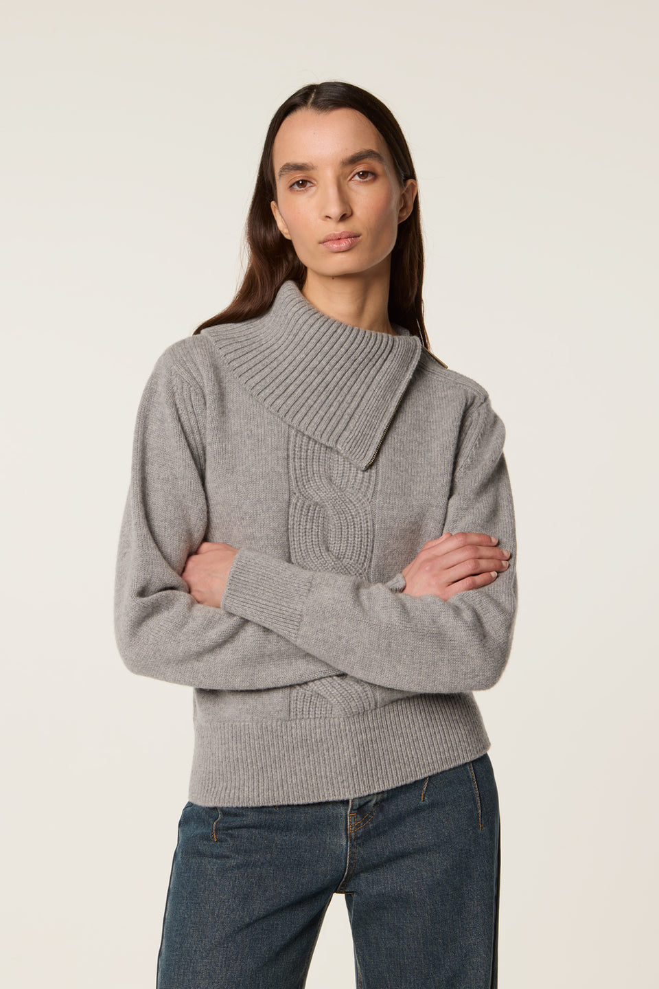 Pull asymétrique à fermeture