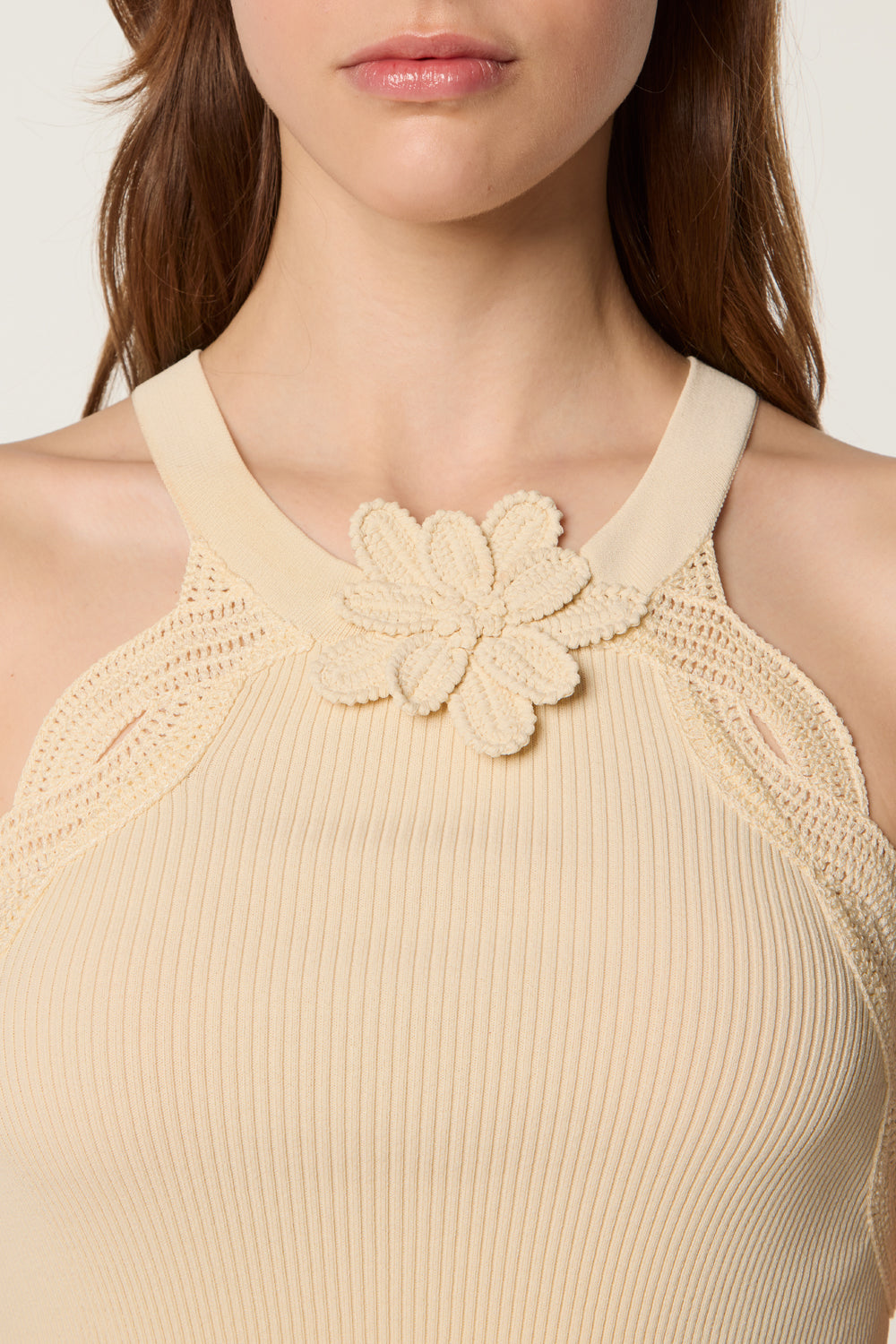 Top avec fleur en crochet