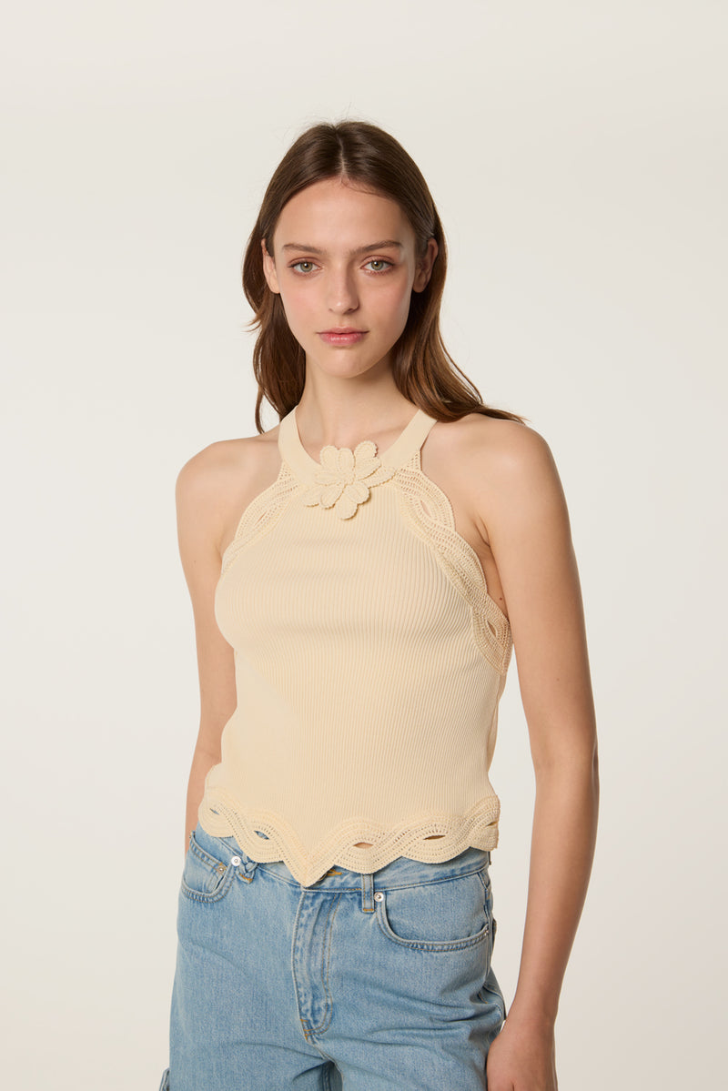 Top avec fleur en crochet