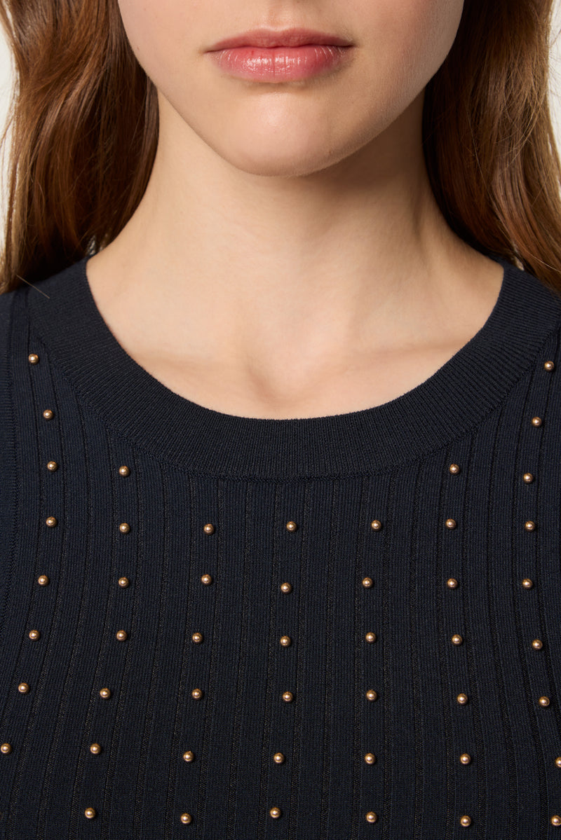 Pull orné de billes dorées
