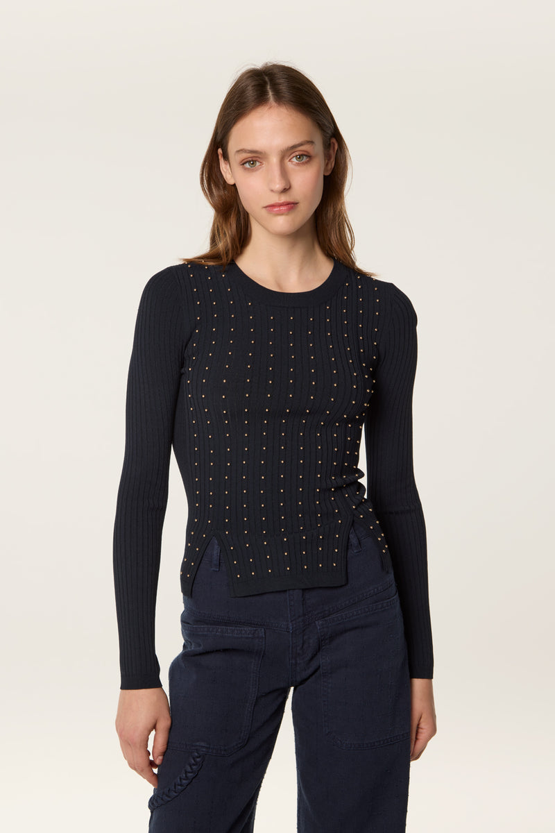 Pull orné de billes dorées