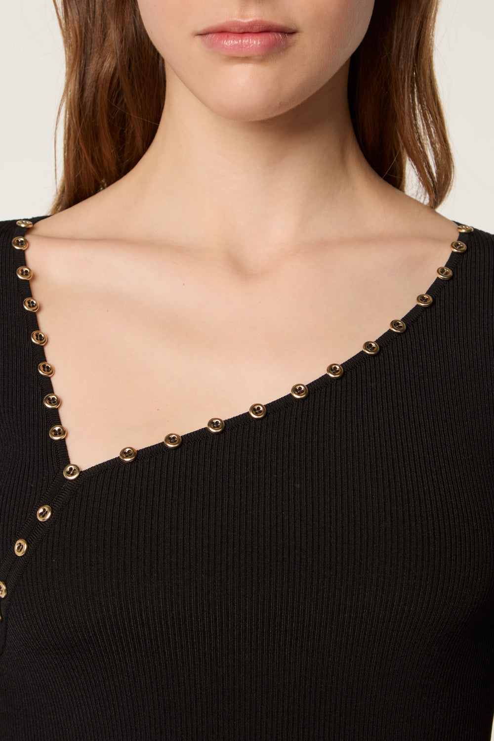 Top en maille à encolure asymétrique