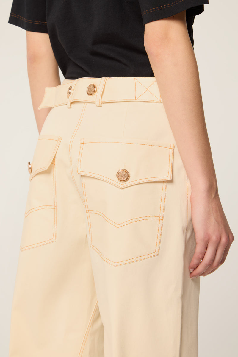 Pantalon écru à ceinture boutonnée