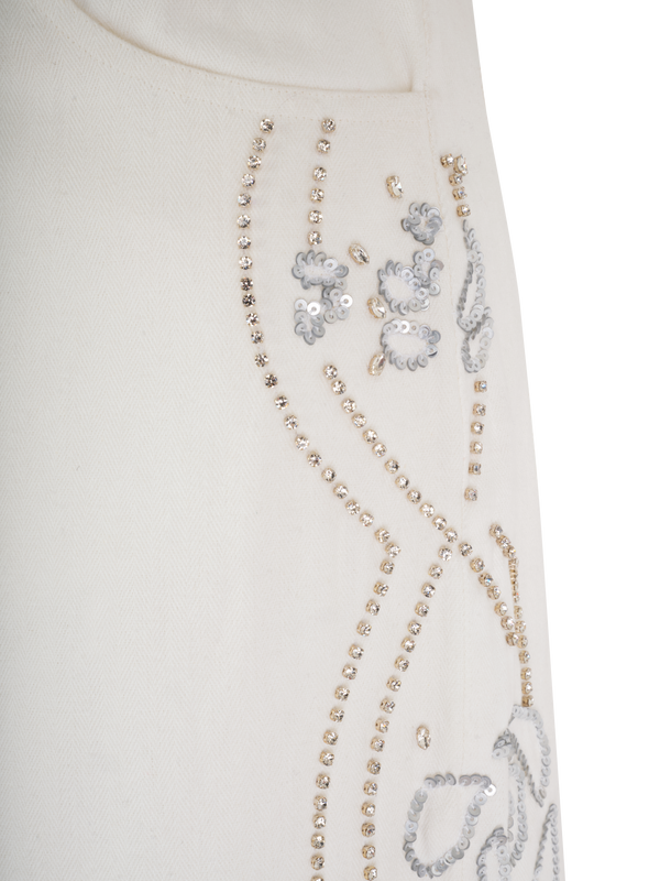 Pantalon brodé à la main