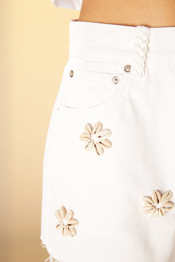 Short en denim orné de coquillages