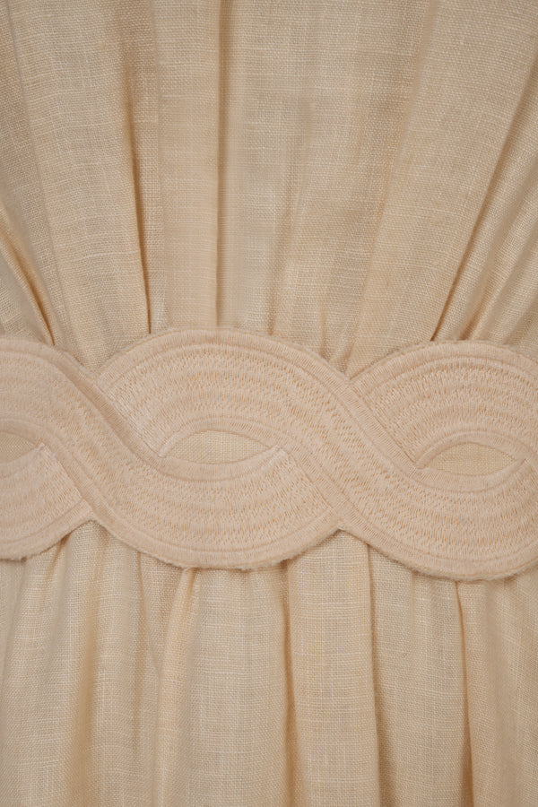 Robe longue à ceinture en galon