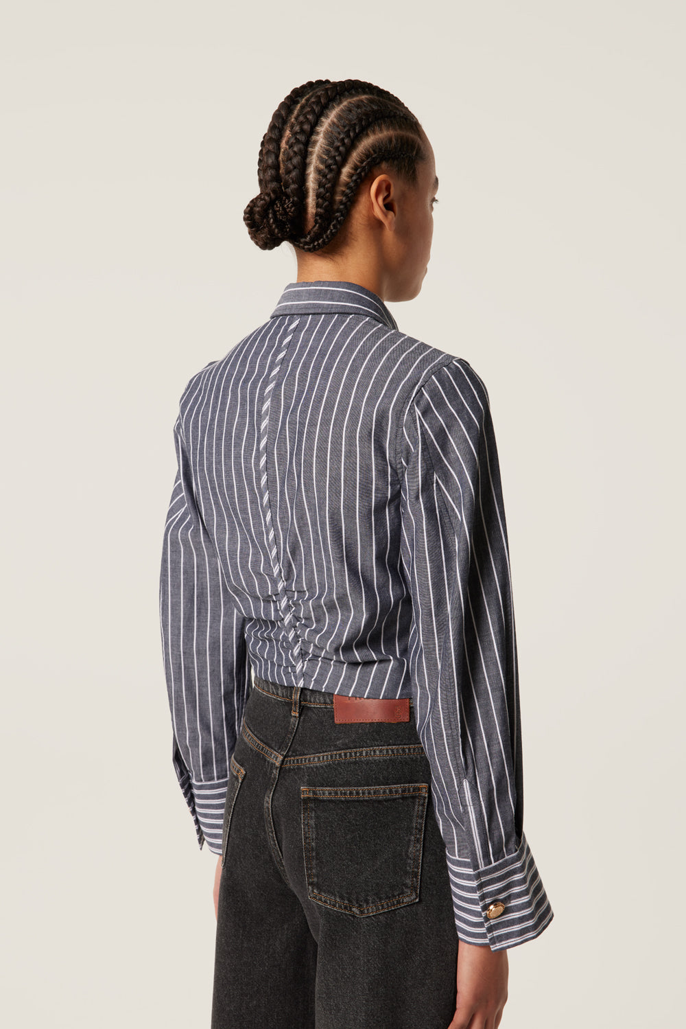 Short shirt with braid opening