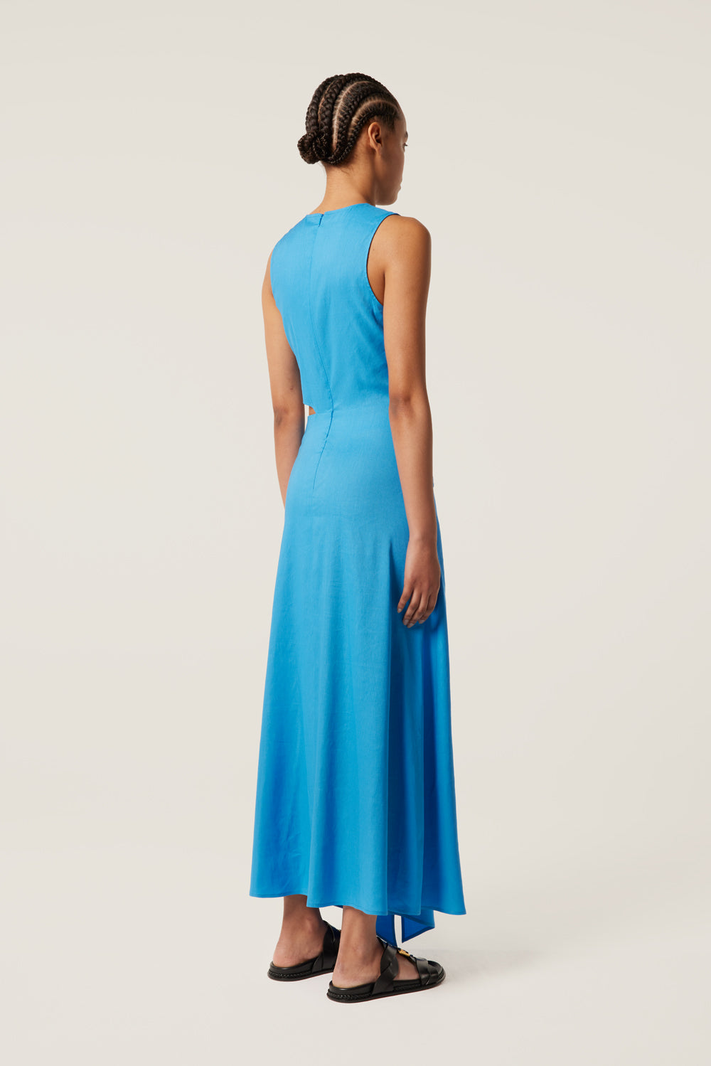 Long pleated dress with gold jewels