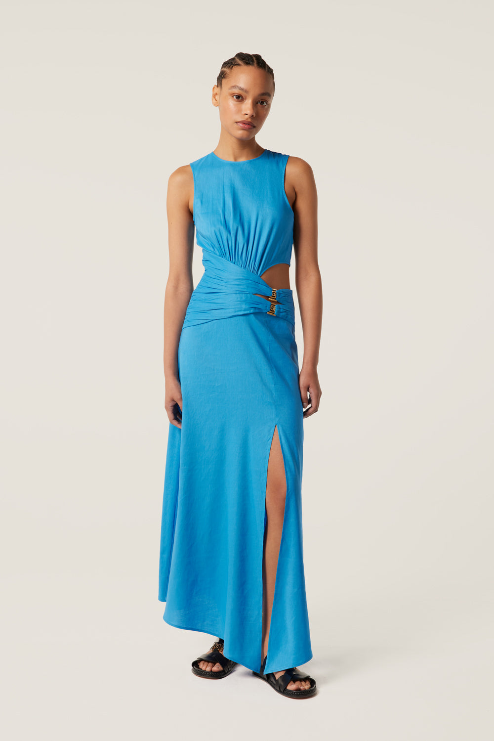 Long pleated dress with gold jewels