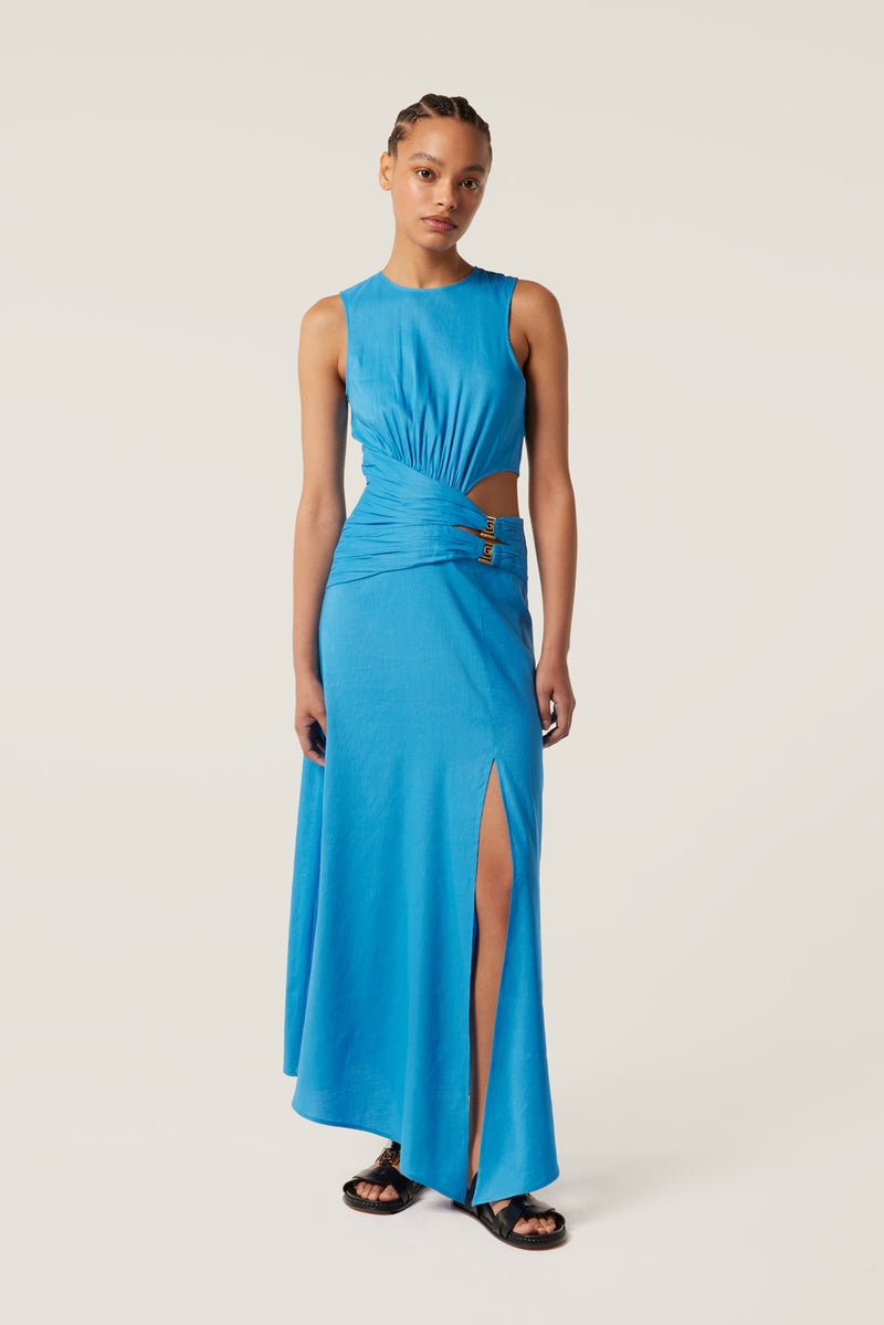 Robe longue plissée à bijoux dorés