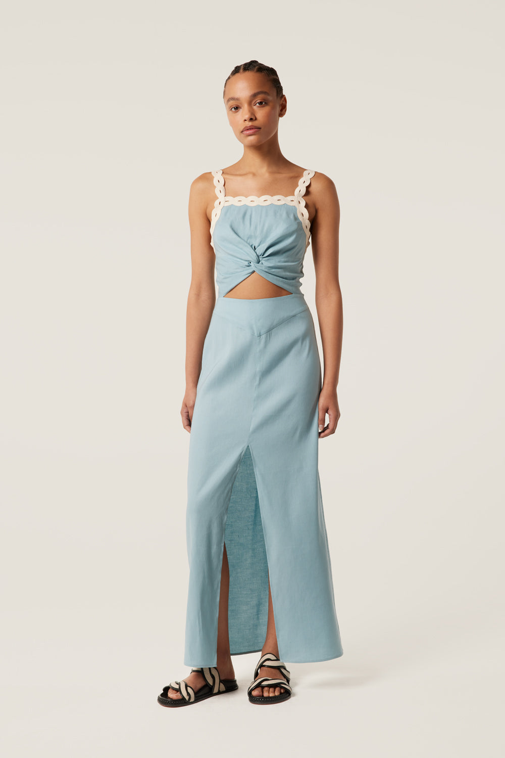 Long dress with slit in the middle of the front