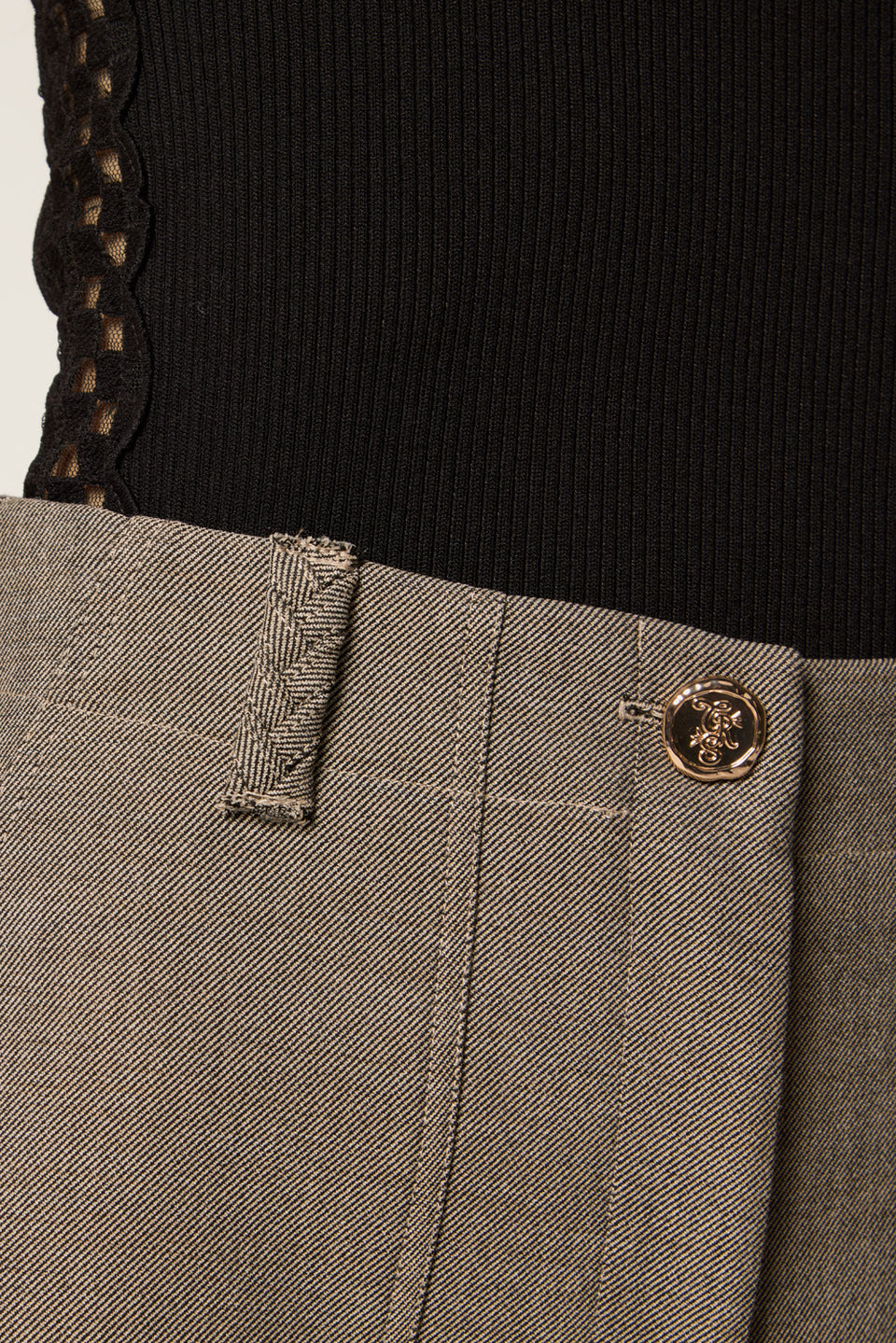 Pantalon tailleur à poches plaquées