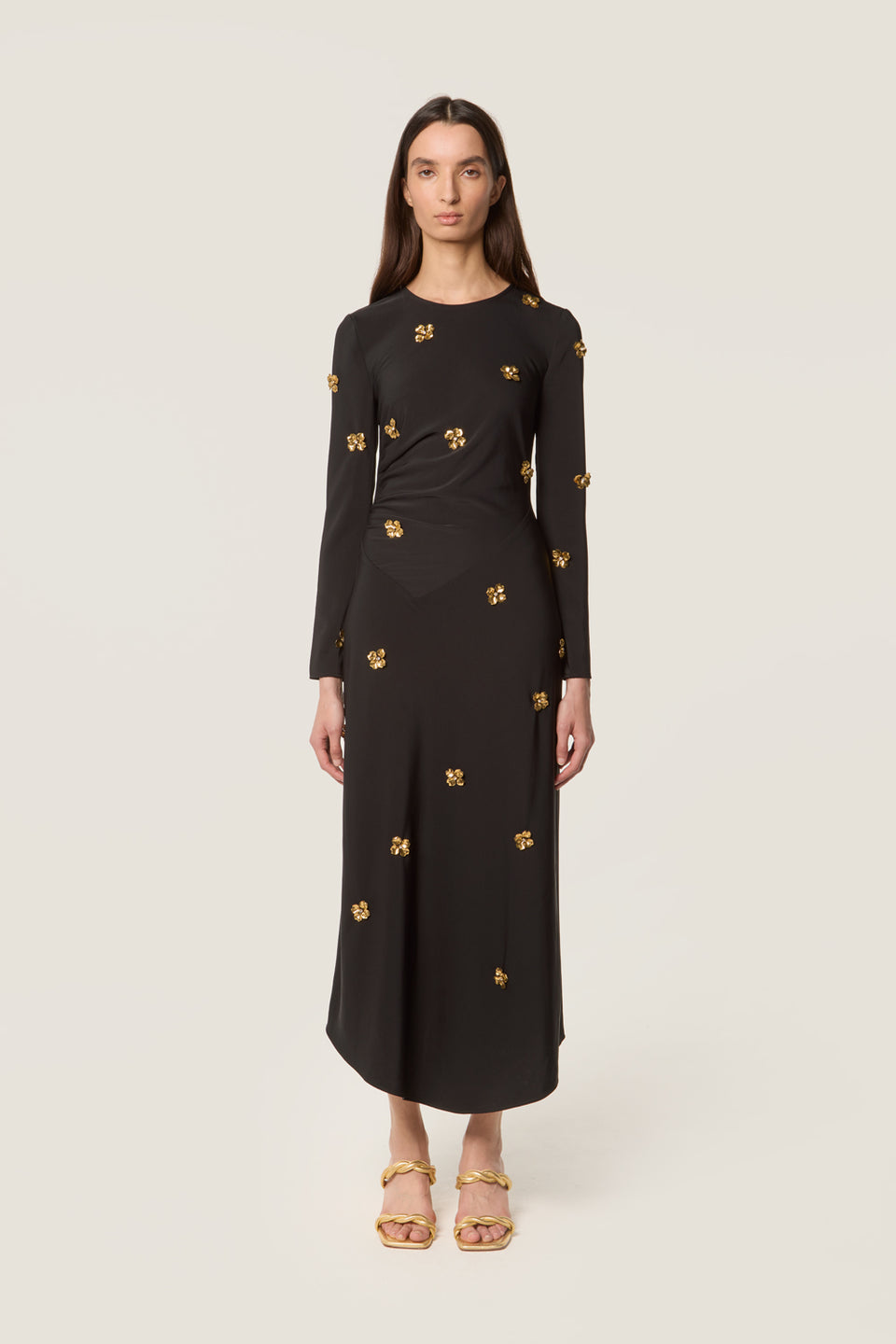 Robe longue ornée de fleurs dorées